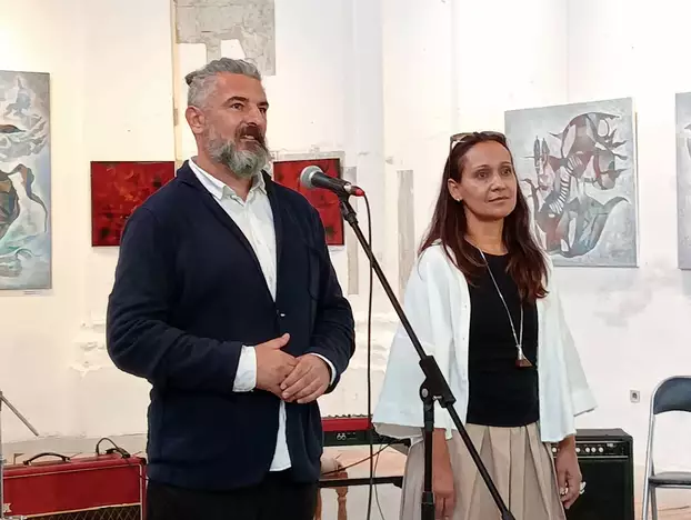 Lélekjelenlét: a lényeget kereső komáromi festő, zománcművész, Nagy Judit képei a Limes Galériában – KÉPEKKEL