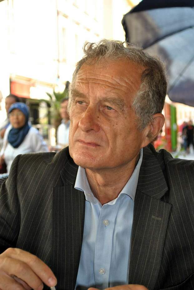 Tűnődve