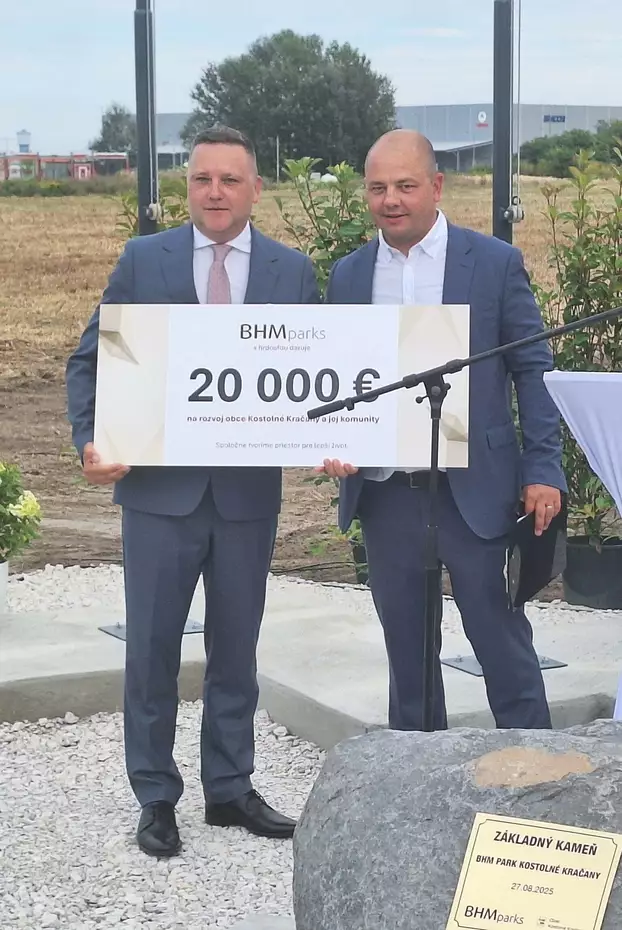 a-bhm-altal-jatszoparkra-felajanlott-osszeg-szimbolikus-atvetele