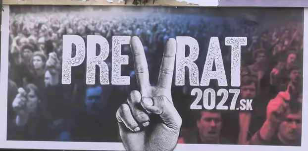 "Prevrat" feliratú óriásplakát Pozsonyban 2025 novemberében