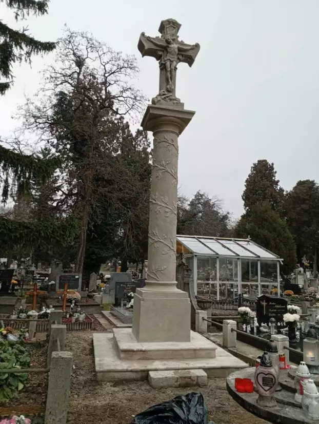 Restaurálták a komáromi katolikus temető 240 éves központi keresztjét - KÉPEKKEL