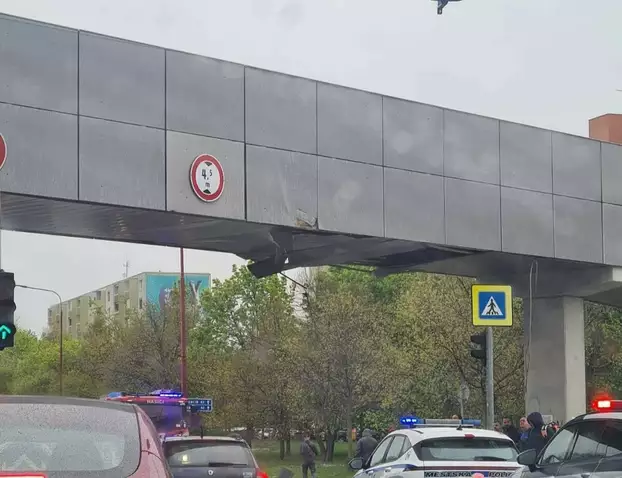 beszorult a felüljáró alá