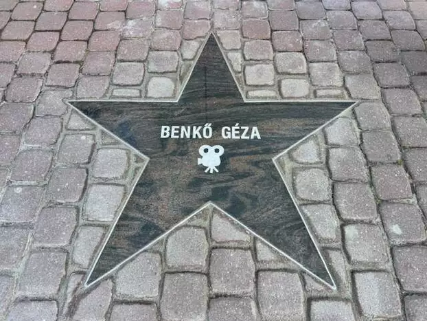 Jónak kell lenni, kabátokat magunk után hagyni, nem tövispalánkokat – felavatták Benkő Géza mozicsillagát – KÉPEKKEL