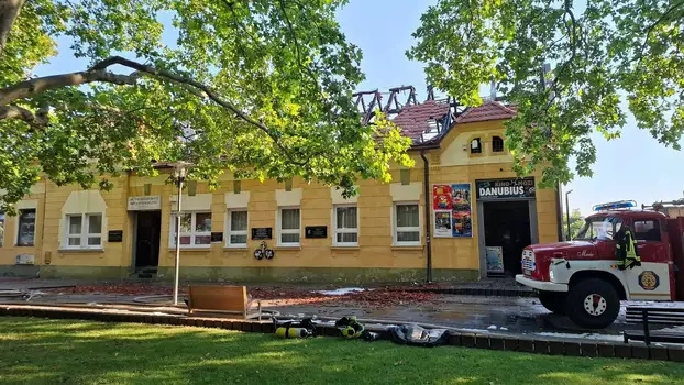 Tűzeset Párkányban - leégett a mozi és a galéria tetőzete
