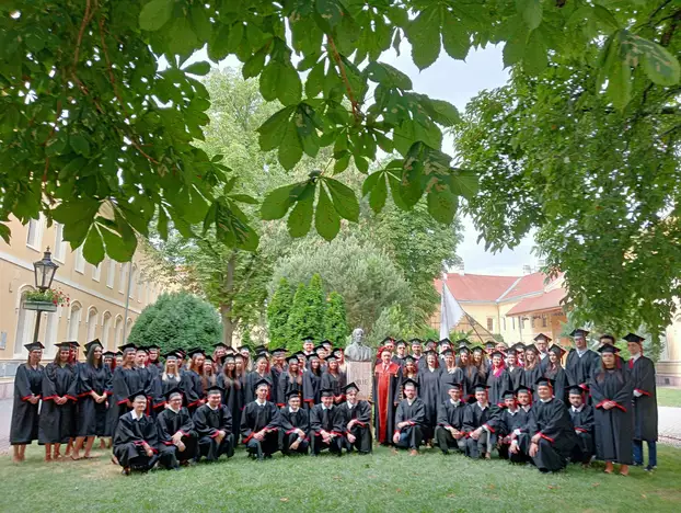 „Selyés” diplomaosztó ceremónia zenés utcai felvonulással – KÉPEKKEL