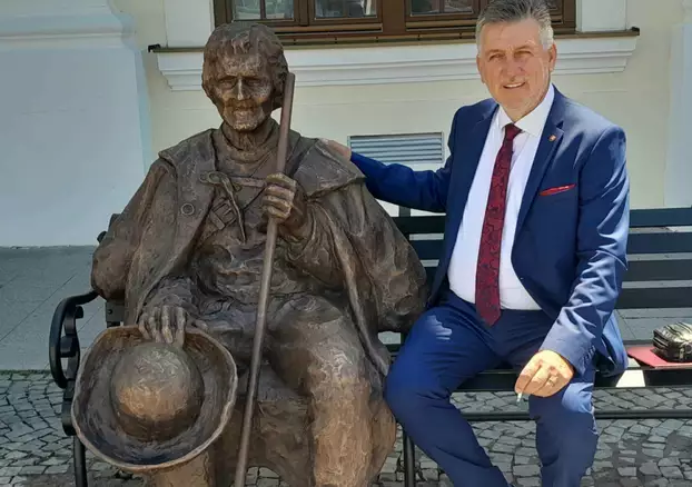 Ivan Hazucha a főtéri Matej Hrebenda szoborral