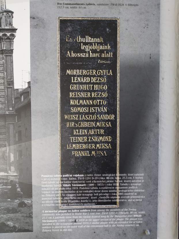 Az első világháborúban elesett katonák emléktáblája, akik a pozsonyi zsidó közösség tagjai voltak. A tábla 1919-ben helyezték el a zsinagóga falán.