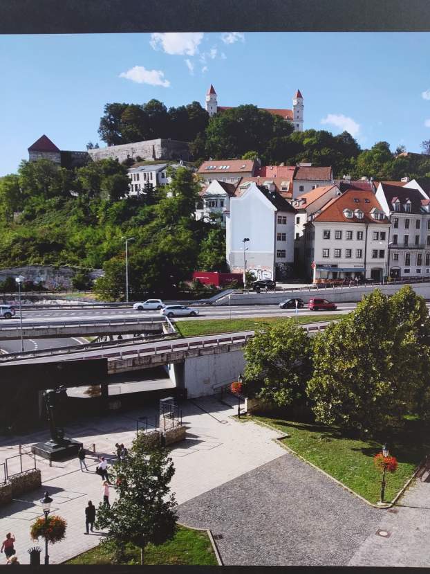 A Szlovák Nemzeti Felkelés Hídjának megépítése miatt lett lerombolva a zsinagóga épülete.