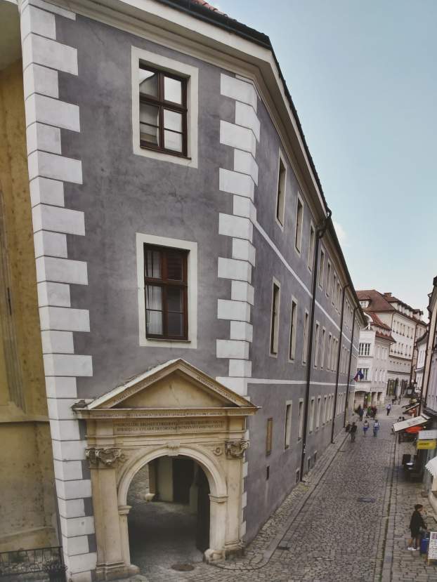 A katolikus gimnázium.