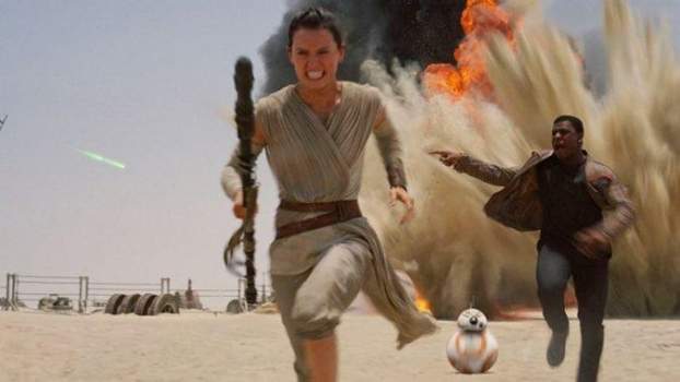 201511201049410.star-wars-force-awakens-rey-finn-bb8-running.jpg