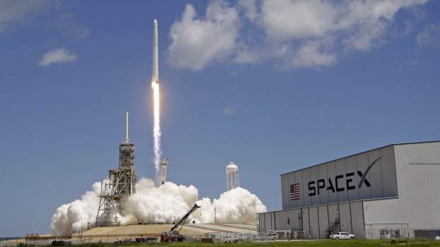 201708251223390.spacex-rocket-.jpg