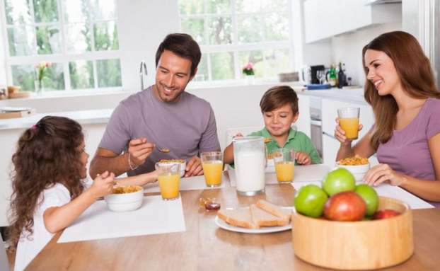 201710041047360.family-eating-healthy-breakfast-650x400.jpg