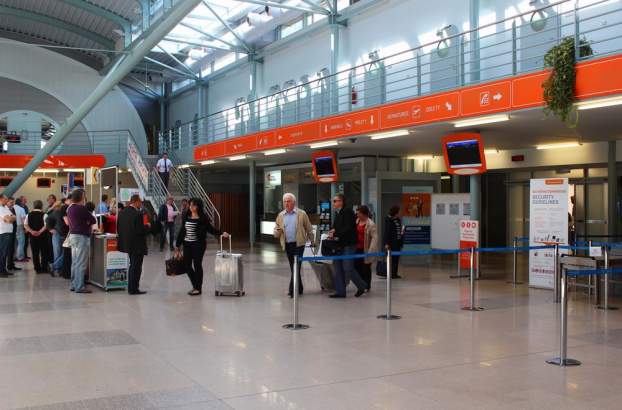 201801301413110.Karlovy_Vary_Airport,_terminal,_ground_floor_2.jpg