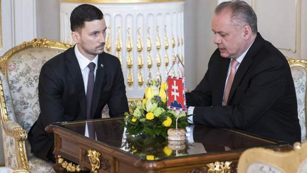 201803271605310.BhNj.statny_tajomnik_ministerstva_zahranicnych_veci_lukas_parizek_a_prezident_andrej_kiska_.jpg