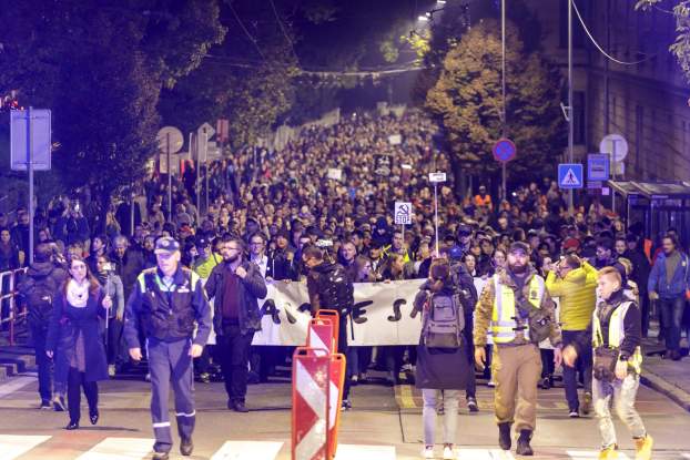 Ezrek csatlakoztak a Tisztességes Szlovákiáért fővárosi menetéhez, tüntetés