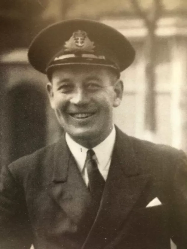 A HMS Urge parancsnoka, Edward Tomkinson korvettkapitány