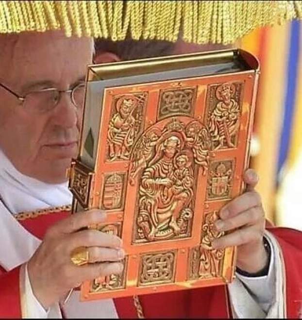 Ferenc pápa ismét a magyar államcímerrel díszített evangéliumos könyvet mutatta fel karácsonykor
