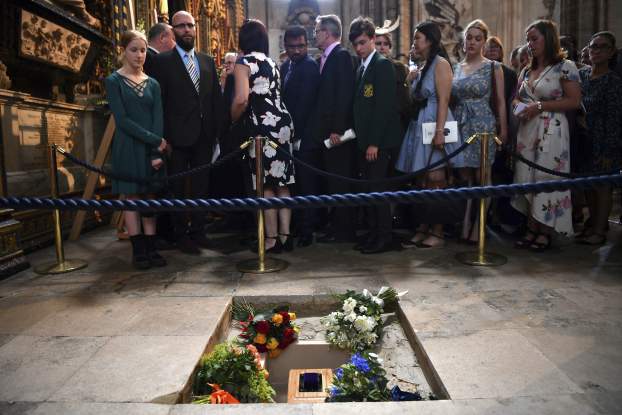 Stephen Hawking hamvainak elhelyezése