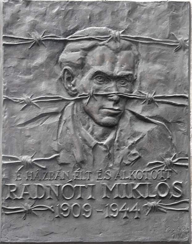 Radnóti Miklós emléktáblája egykori lakhelyén, a Pozsonyi út 1. szám alatt, Kiss György alkotása