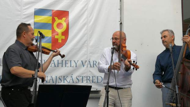A Pántlika zenekar a városháza udvarára Dunaszerdahelyen