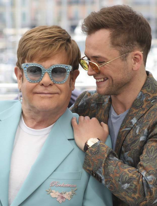 Elton John és az őt alakító színész, Taron Egelton