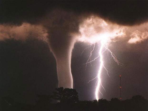 tornadolightning-kanada.jpg
