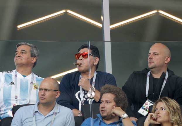 Maradona szivarozik
