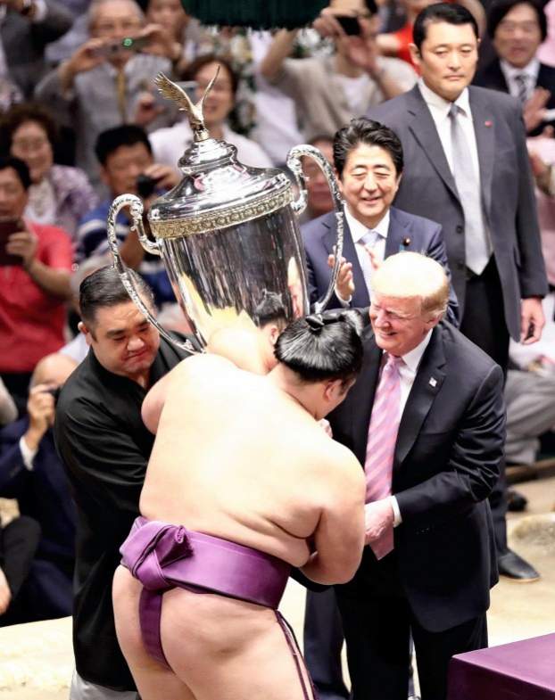 Trump átadja a trófeát Hideki Asanoyama szumóbajnoknak