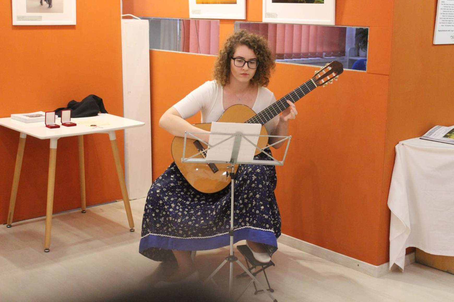 A tárlatot Janicsek Boglárka szép gitárjátéka nyitotta és zárta