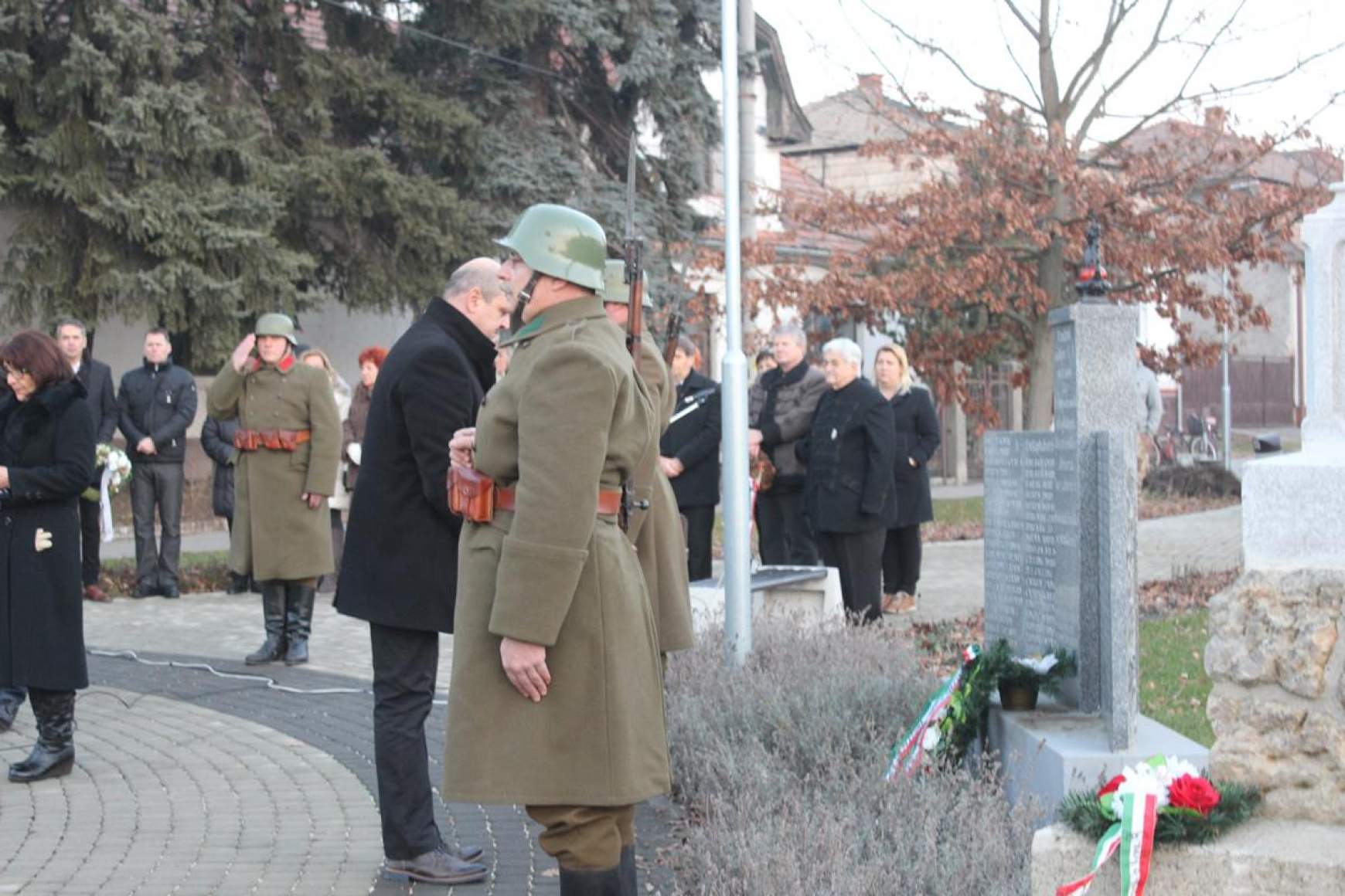 Szőcs Ferenc Köbölkút polgármestere lerója kegyeletét