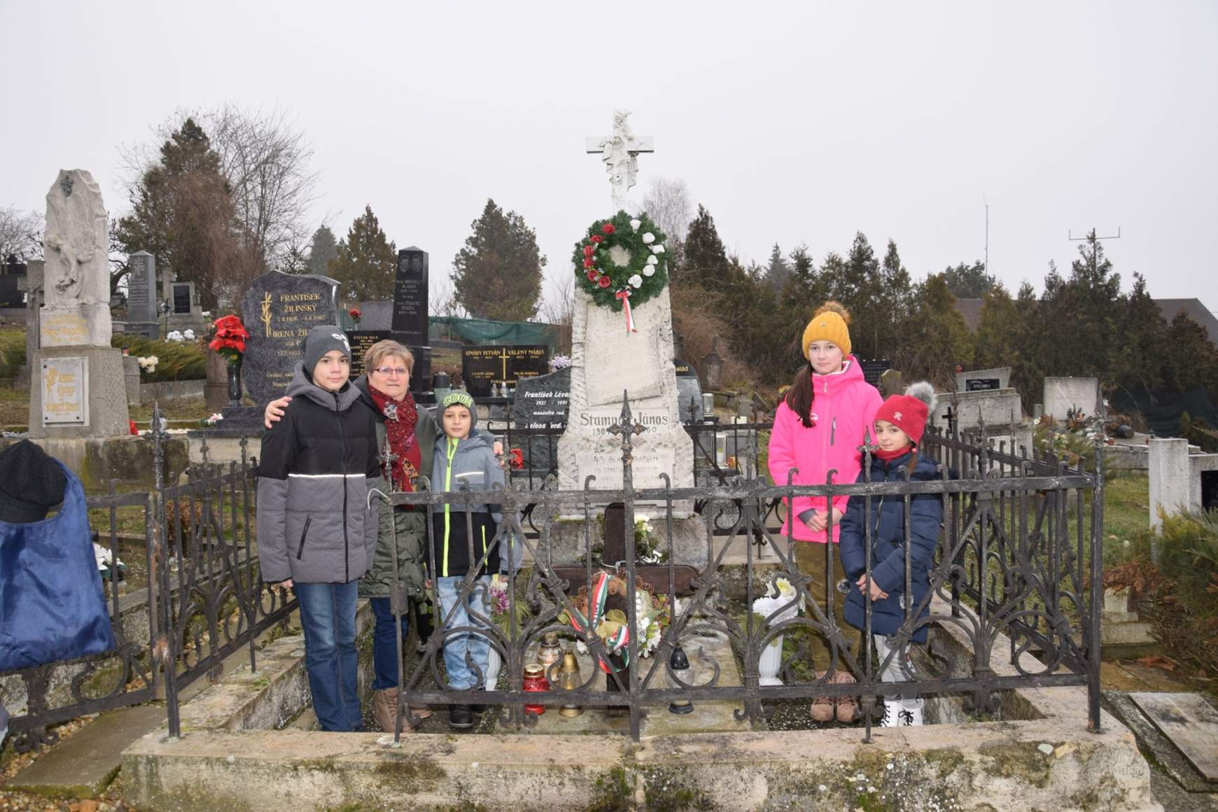 Fodor tanító nénivel Stampay János sírjánál a köbölkúti temetőben