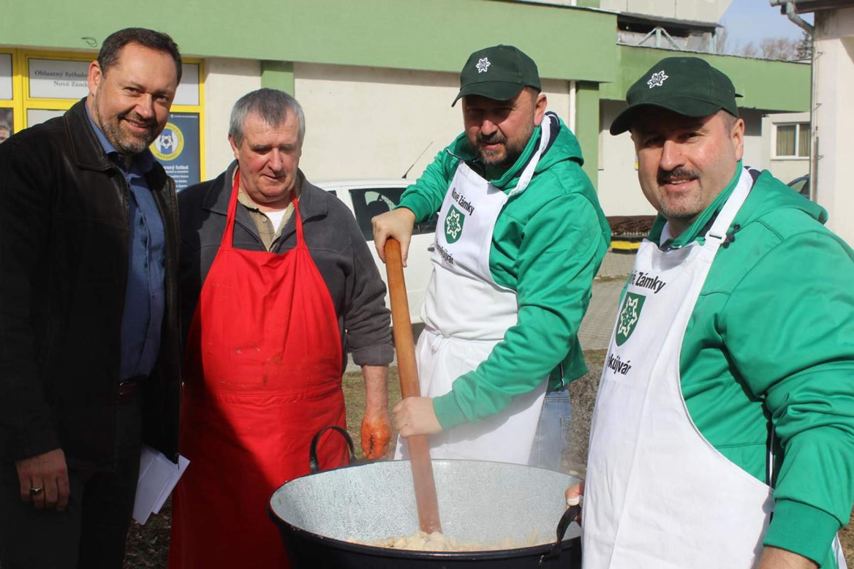 Klein Ottokár polgármester a segítőkkel