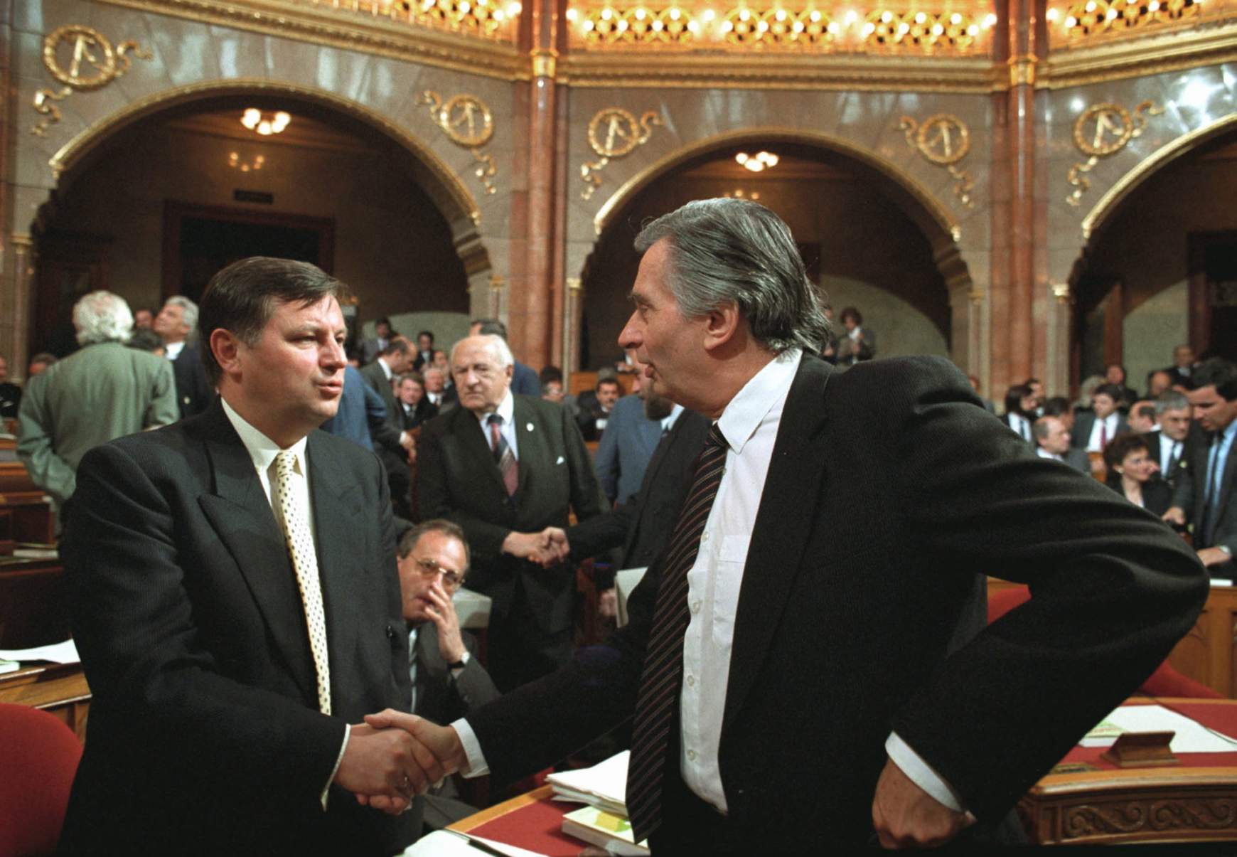 Németh Miklós leköszönő kormányfő és Antall József, a választásokon győztes MDF elnöke