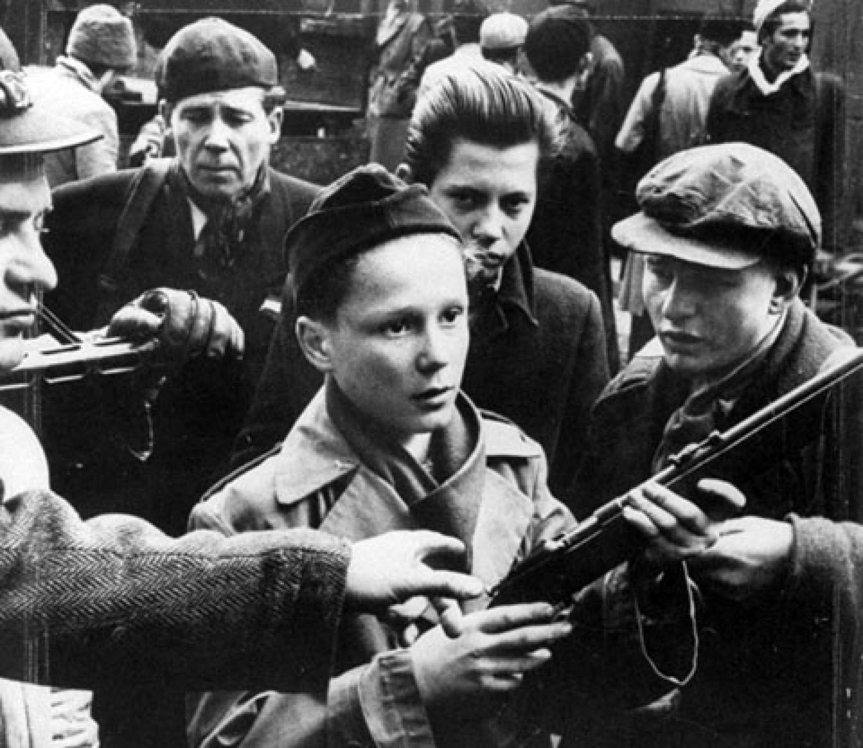 hungarian-children-revolutionaries-in-1956.jpg