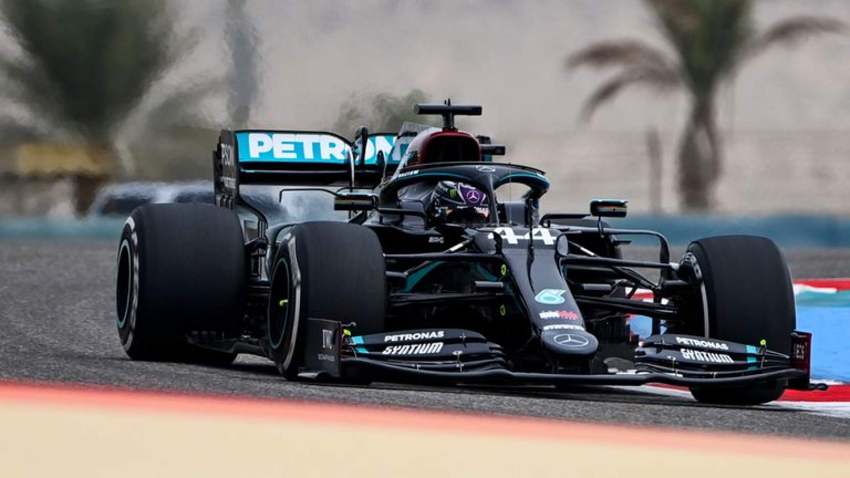 Lewis Hamilton Bahrein szabadedzés