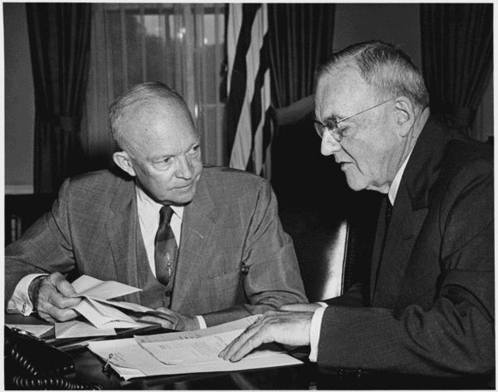Dwight D. Eisenhower amerikai elnök (balra) és John Dulles külügyminiszter (jobbra).