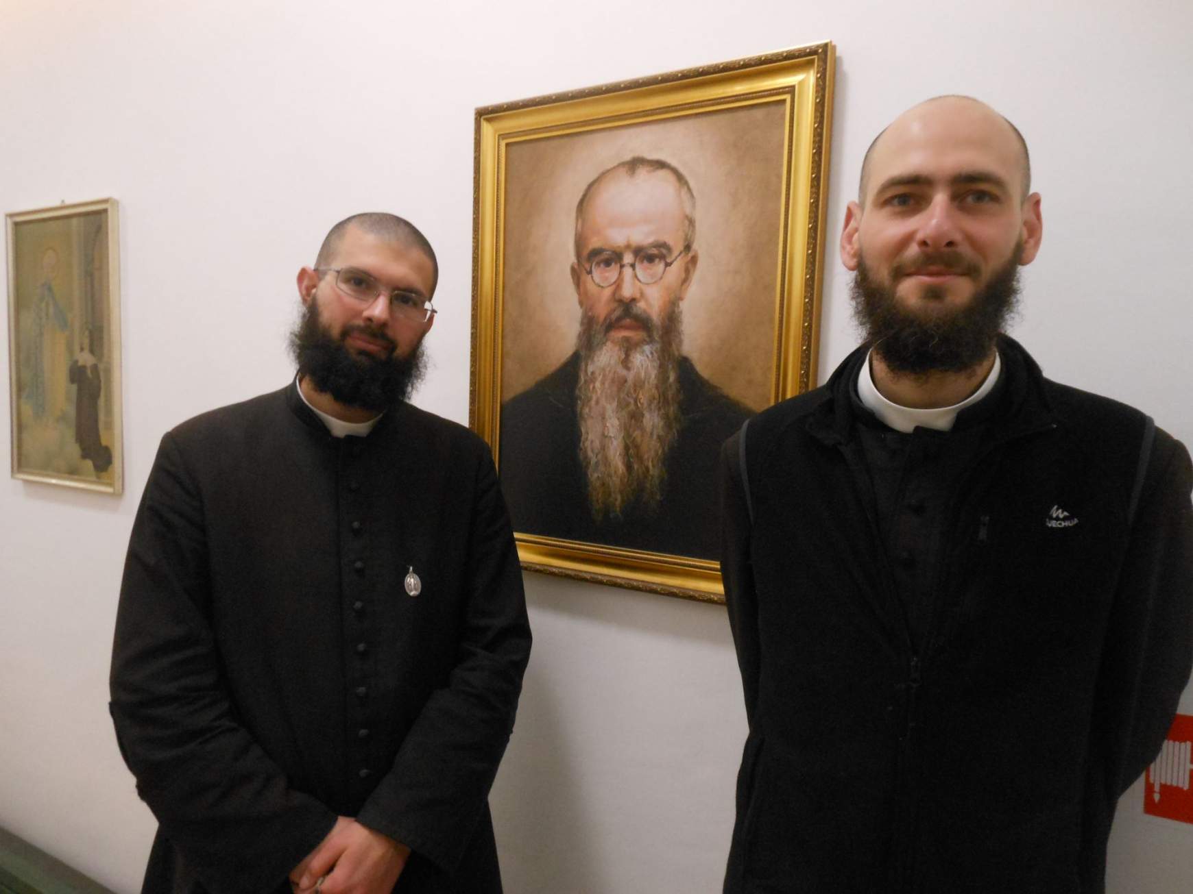 A két szerzetes Szent M. Kolbe képe előtt