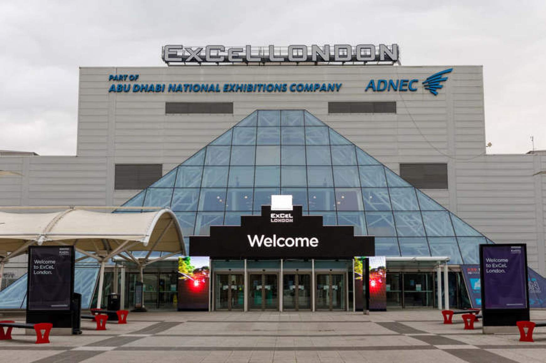 A londoni ExCel konferencia- és kiállítóközpont bejárata, ahol ideiglenes kórházat alakítottak ki