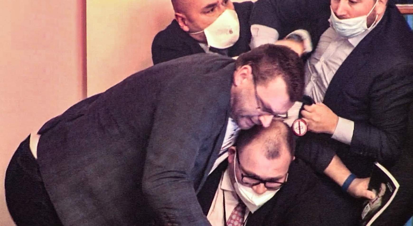 Botráncs a cseh parlamentben