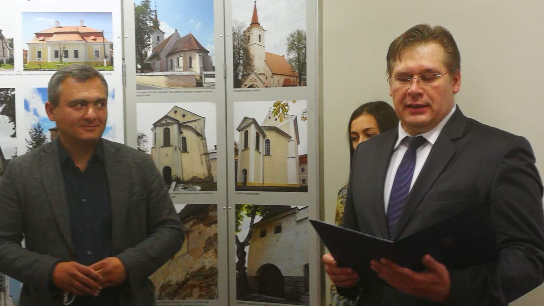 Venyercsan Pál, a Pozsonyi Magyar Kulturális Intézet igazgatója mutatta be a tárlatanyagot.