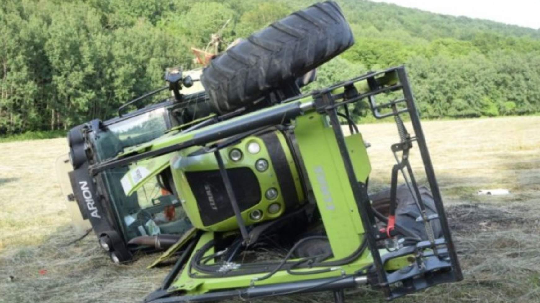 Felborult traktor Fülekpilisen