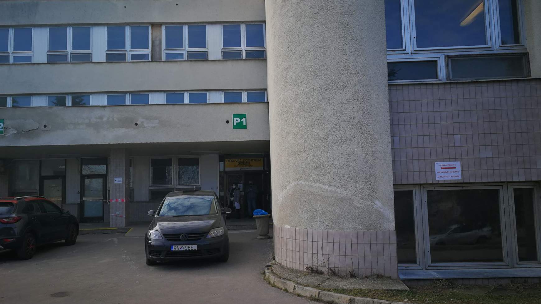 A kórházi főbejárattól nyilak vezetnek az oltóközpontig.  