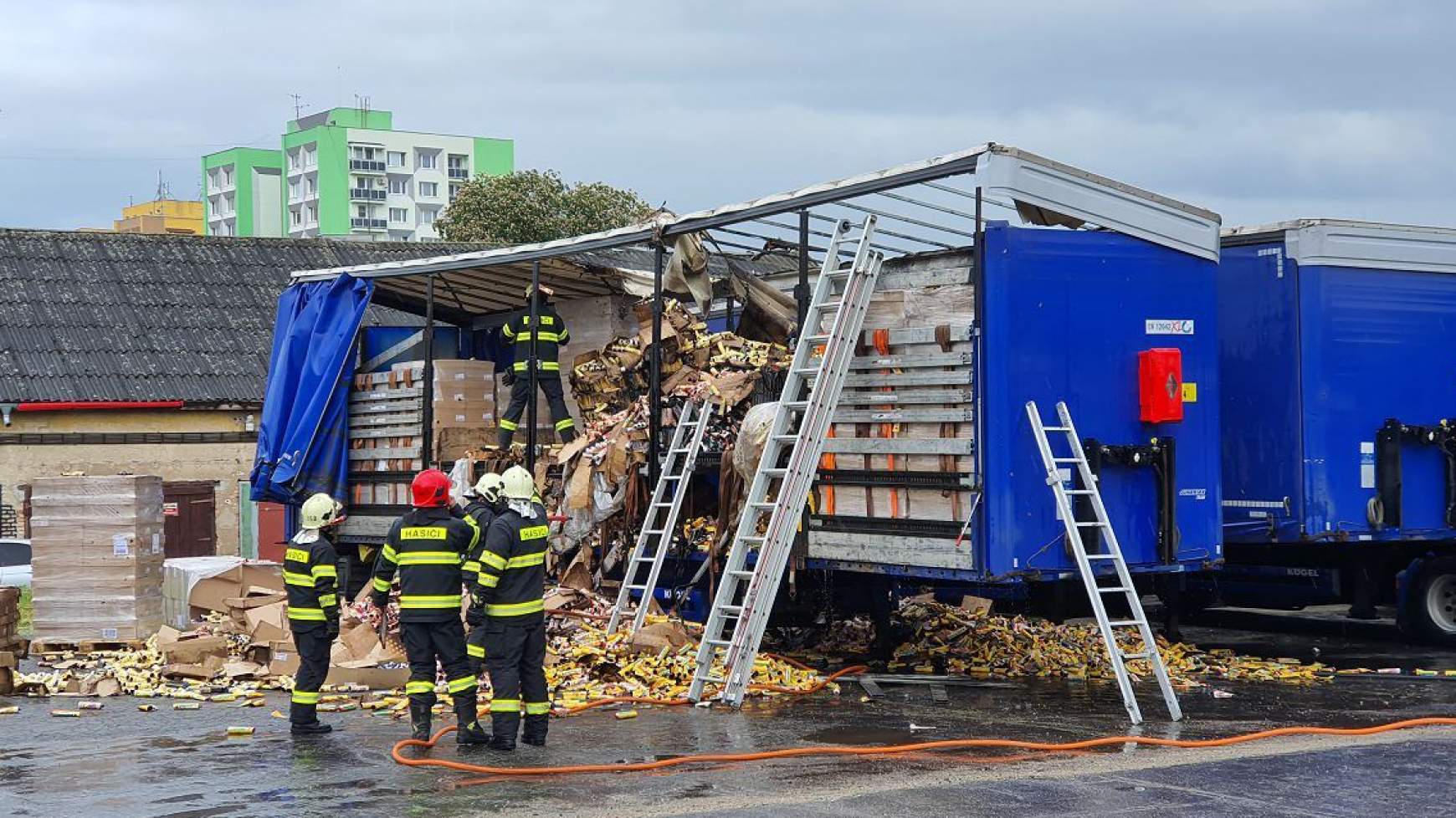 Kamion pótkocsi tűzeset oltás Rimaszombat