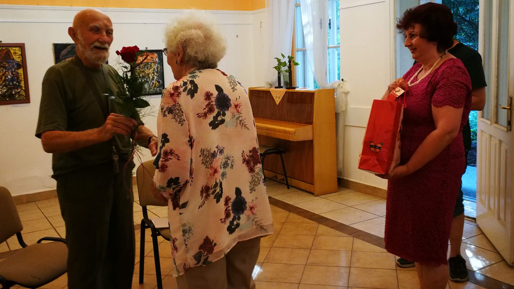 A tisztelői virágokkal és ajándékokkal köszöntötték Jenő bácsit.