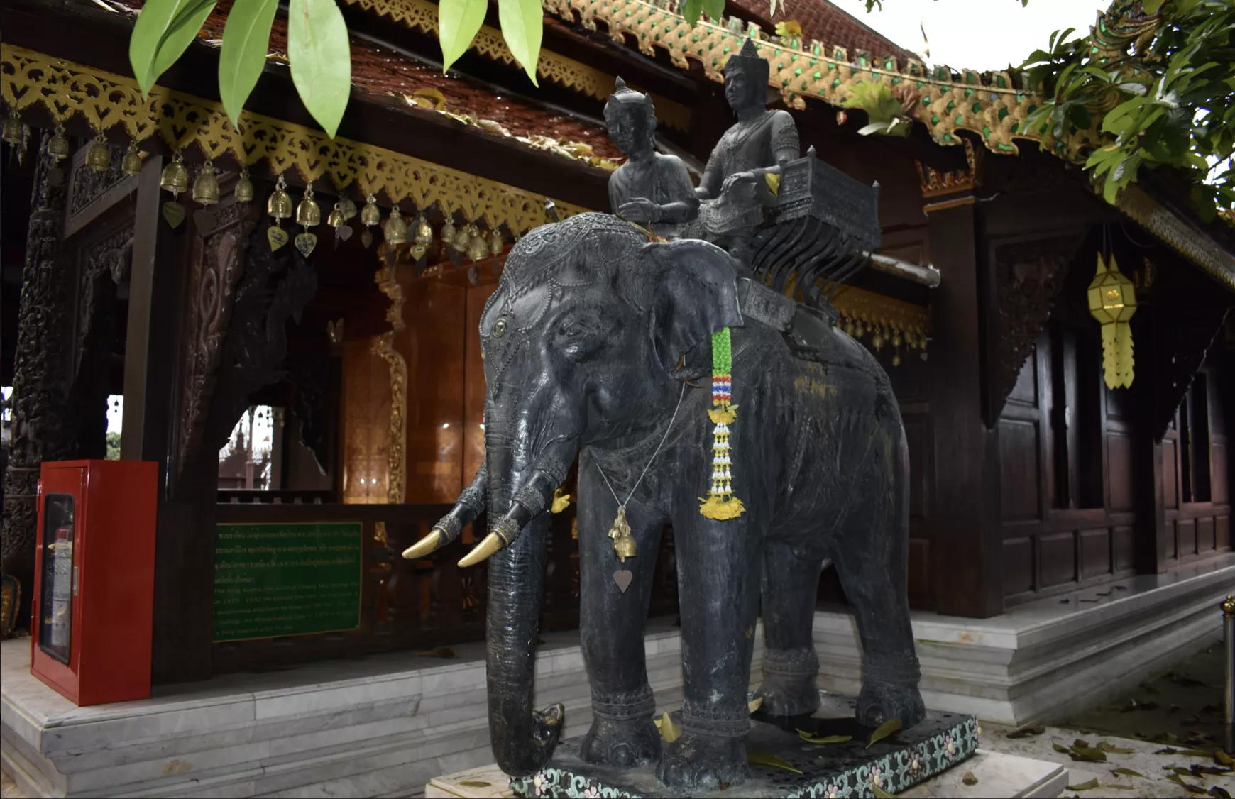 A Buuddha ereklyét szállító elefánt szobra