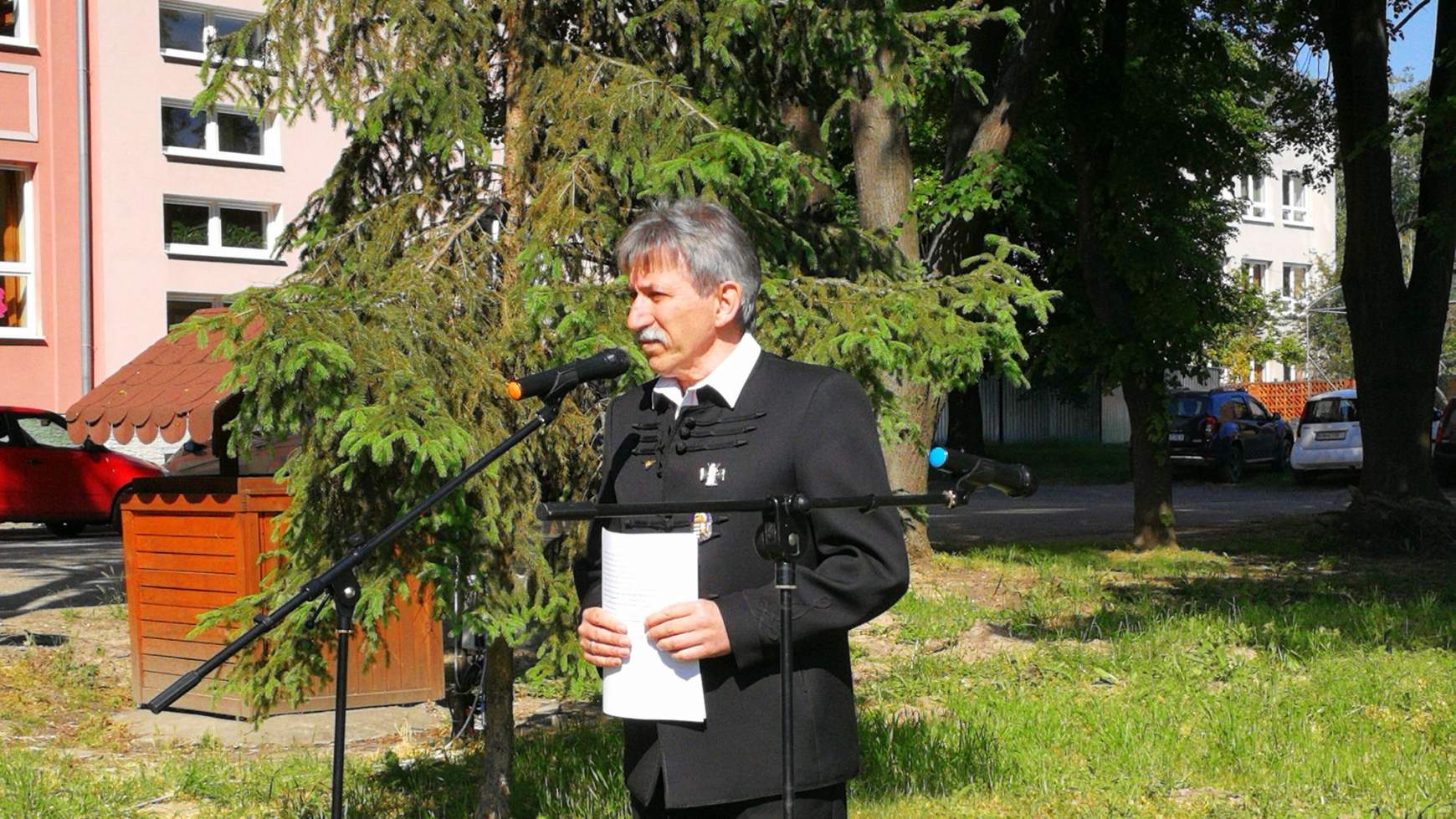 Fehér István igazgató beszéde elején V. Nagy János képzőművészt méltatta.