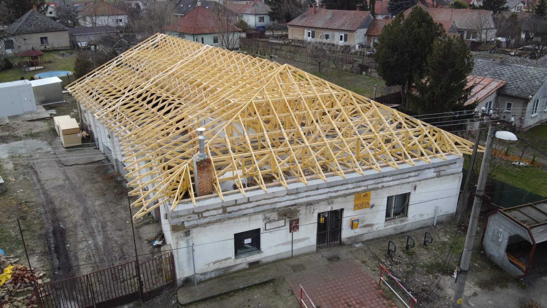 A Belatti Kft. közel 30 ezer eurós adományaként készült el a tetőszerkezet.