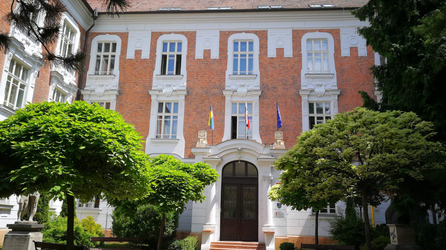A Selye János Gimnázium patinás épületének főbejárata