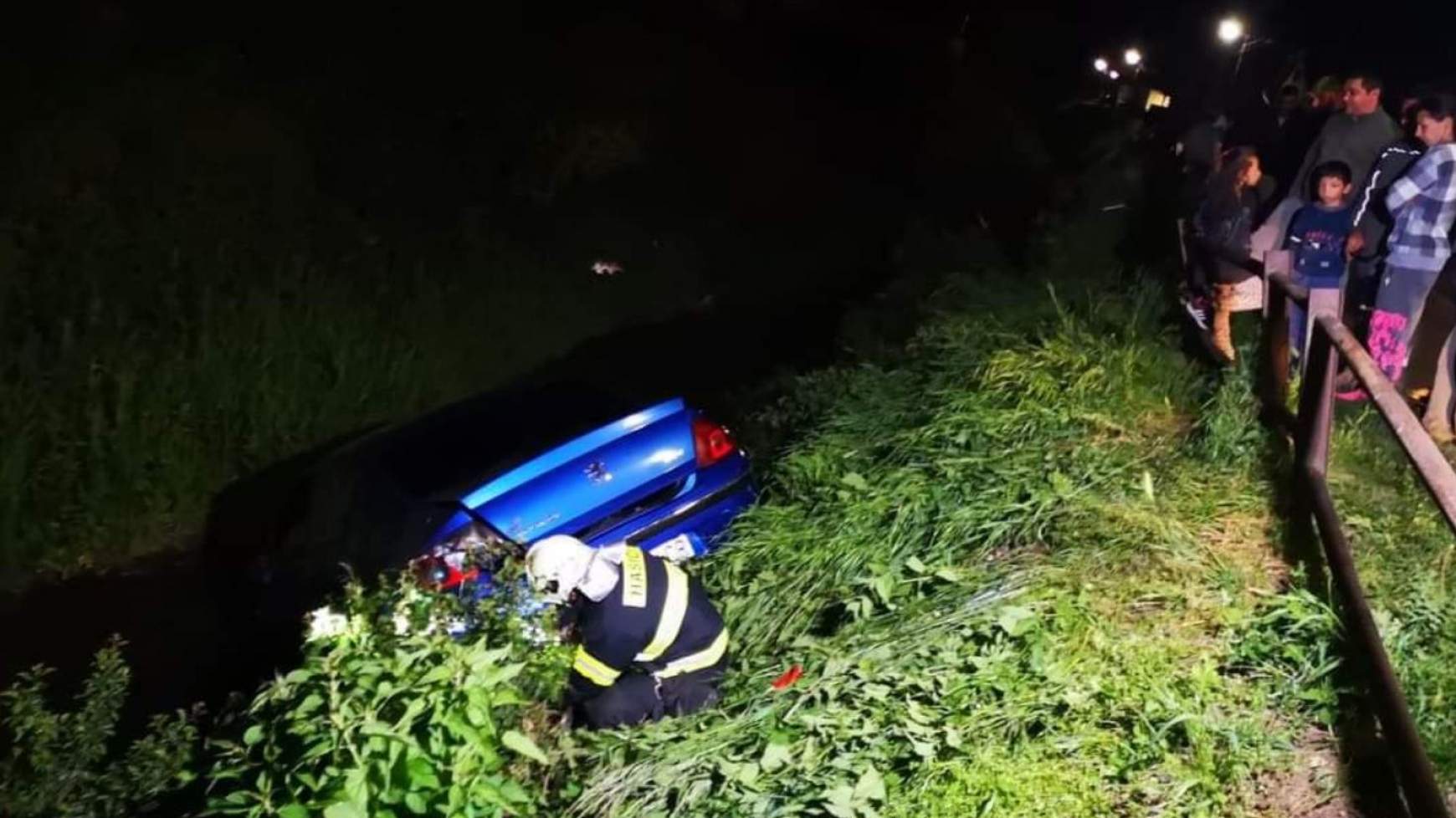 Közlekedési baleset Várgedén autó a patakban