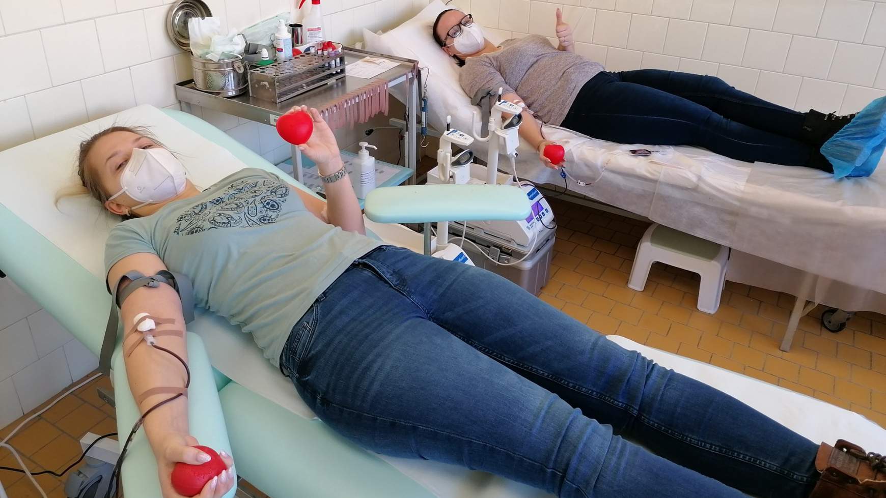 Fiatal lányok is gyarapítják a véradók egyre népesebb táborát.